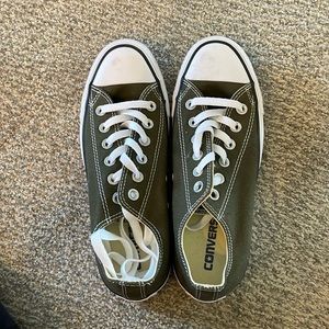 brand new army green converse. 5 men’s/7 womens